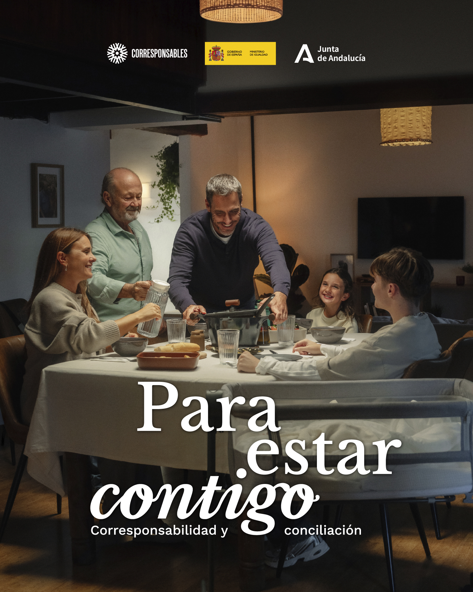 Gráfica de la campaña: una familia comparte la cena. Para estar contigo. Corresponsabilidad y conciliación.