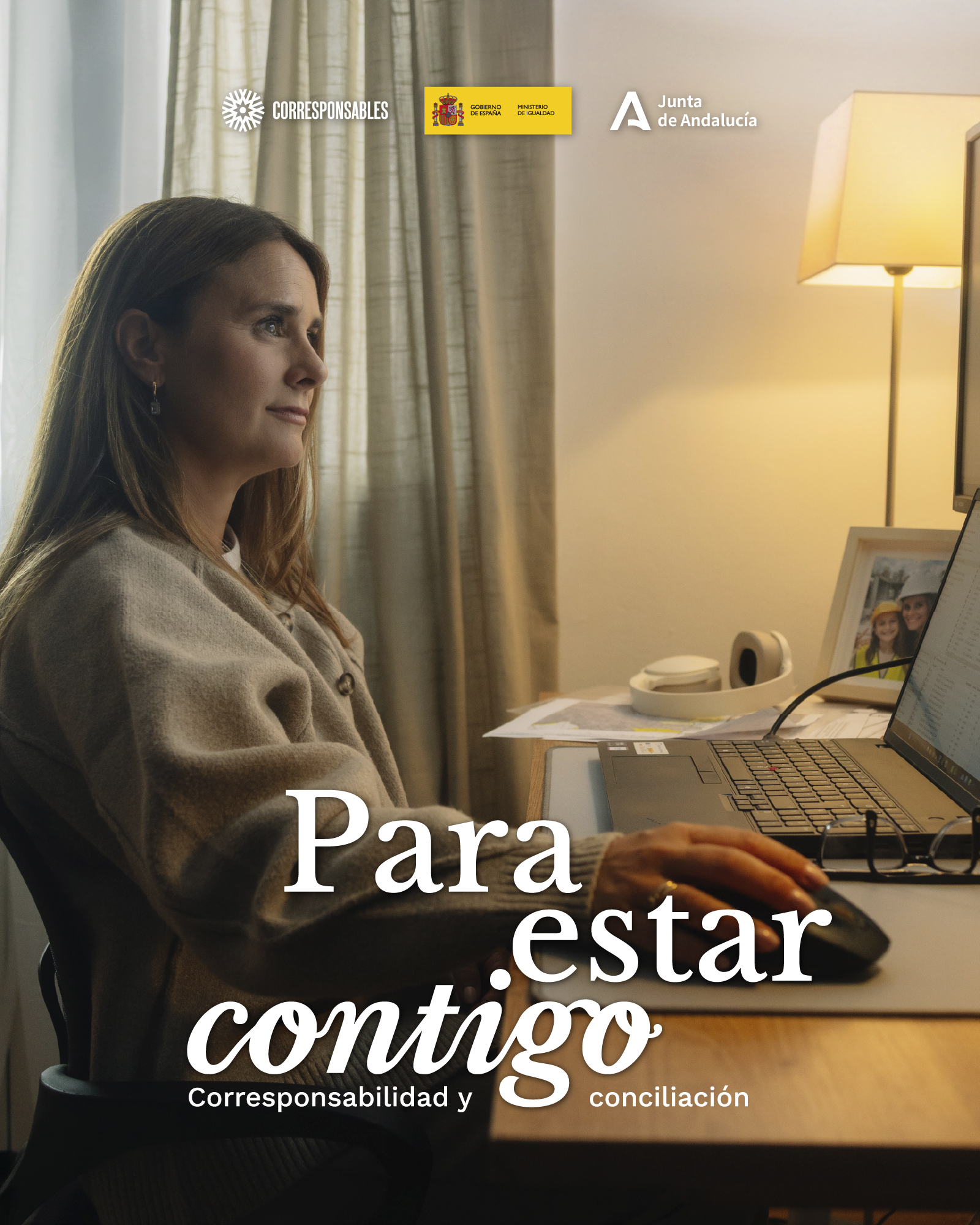 Gráfica de la campaña: una mujer teletrabaja en casa. Para estar contigo. Corresponsabilidad y conciliación.
