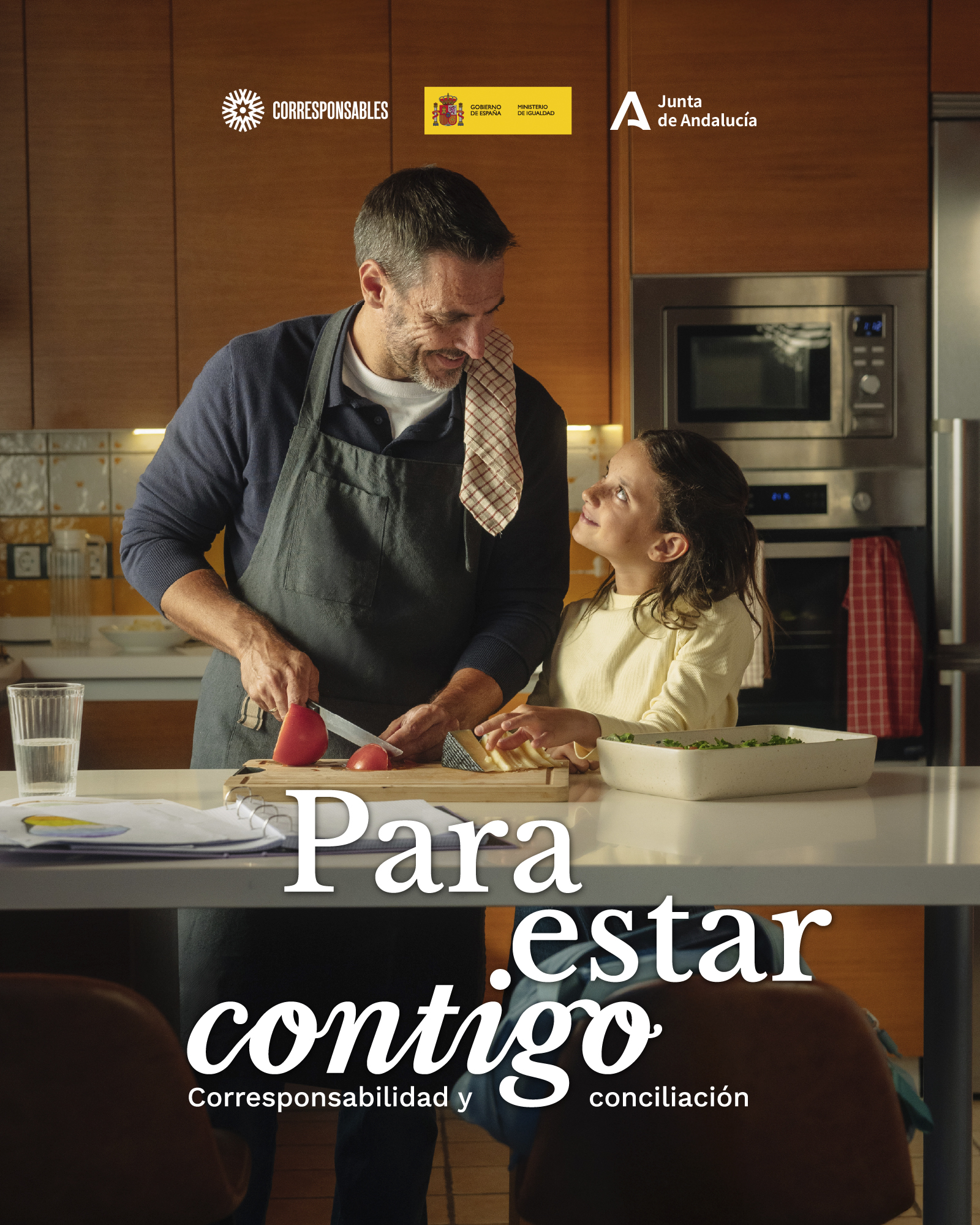 Gráfica de la campaña: un padre cocina con su hija. Para estar contigo. Corresponsabilidad y conciliación.